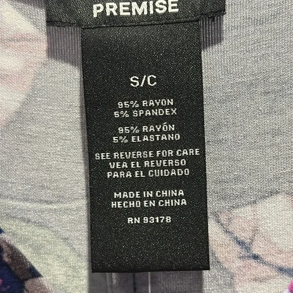 NWT Premise sleeveless Hibiscus Floral dress with a v- neck 95% Rayon 5% Spandex - Picture 6 of 9